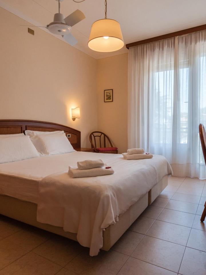 Hotel Gabbiano - Garda Lake Collection ภายนอก รูปภาพ