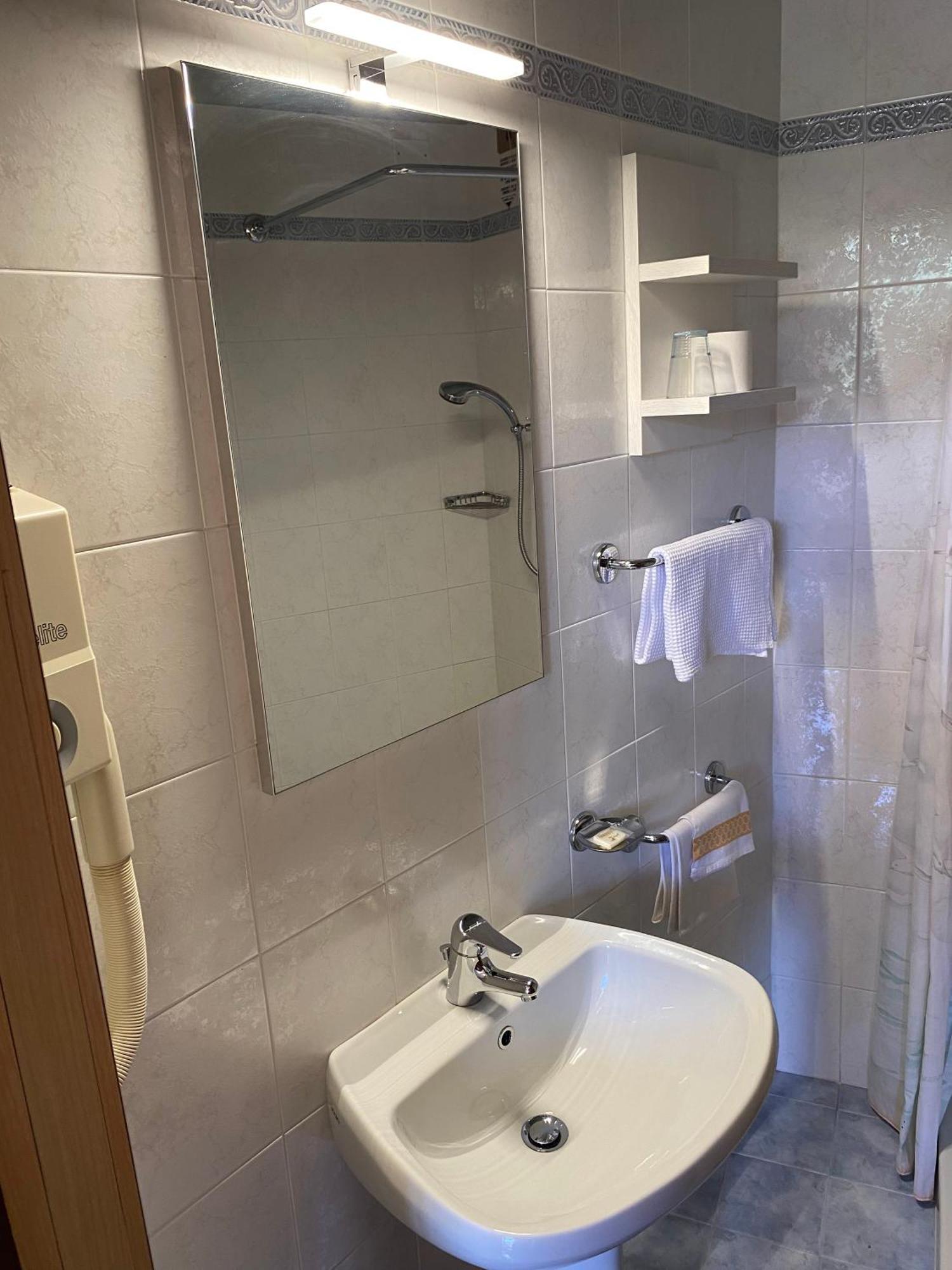 Hotel Gabbiano - Garda Lake Collection ภายนอก รูปภาพ