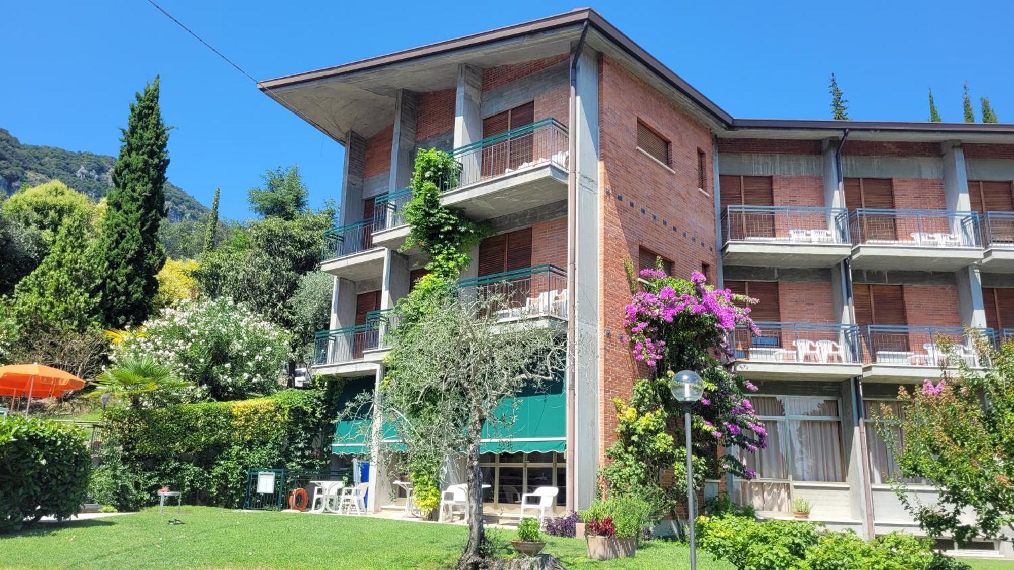 Hotel Gabbiano - Garda Lake Collection ภายนอก รูปภาพ